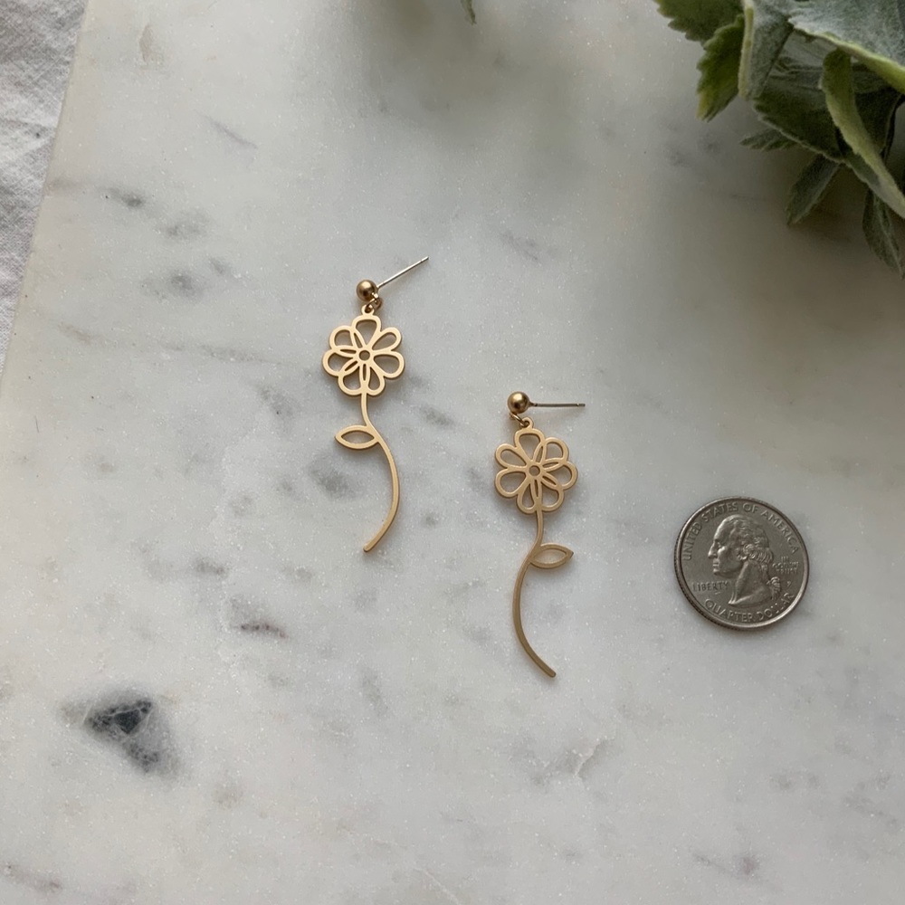 The Grace - Dainty Flower Matte Stud Earrings - Picture 4 of 4